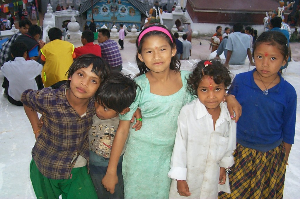 Kinder auf der Stupa