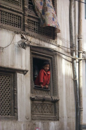 ein Mädchen am Fenster