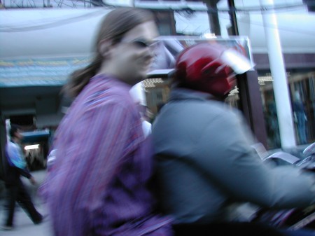 Navin nimmt Jörch auf seinem Motorrad mit